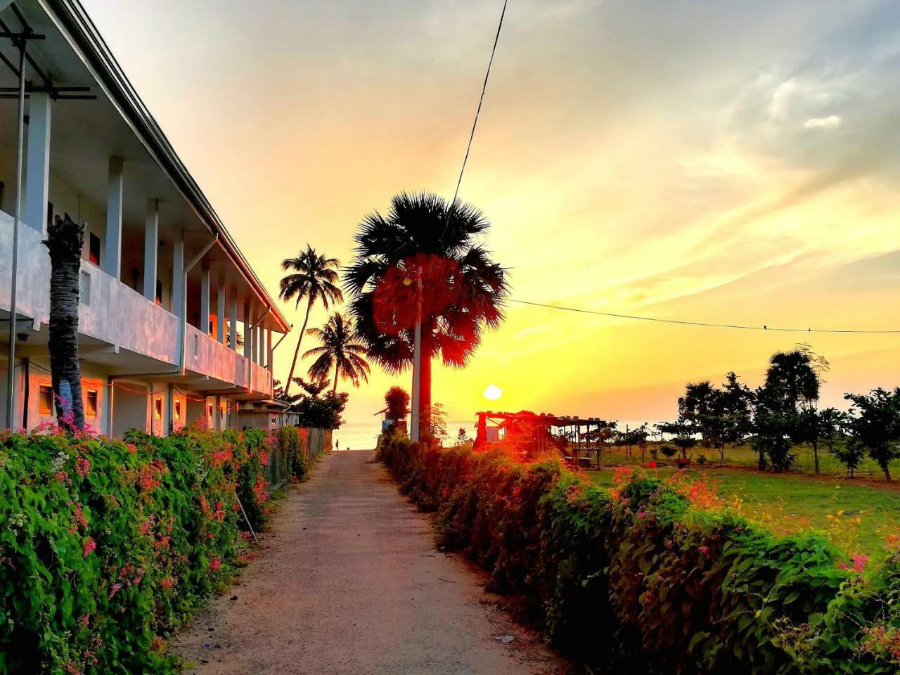 Lobster Inn Trincomalee Exterior foto